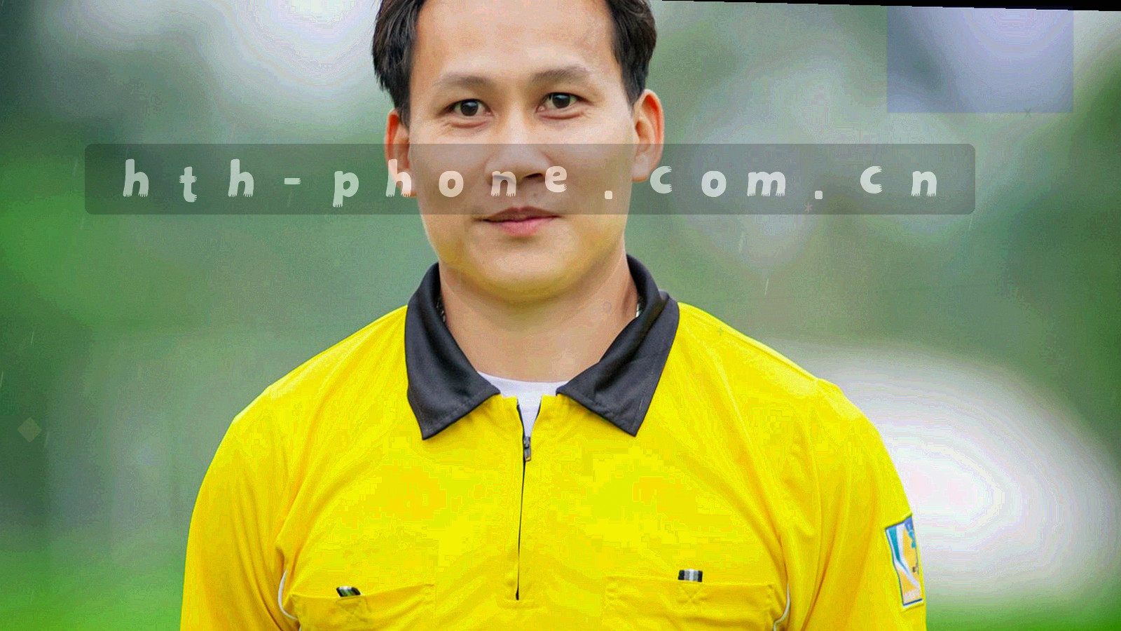 电脑、平板与大屏三块屏幕以不同角度错落排列的深色剪影，屏幕边缘透出荧光青光边